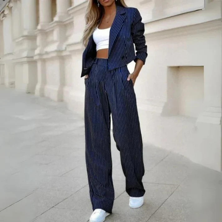 Gestreept damespak met korte revers en rechte broekspijpen