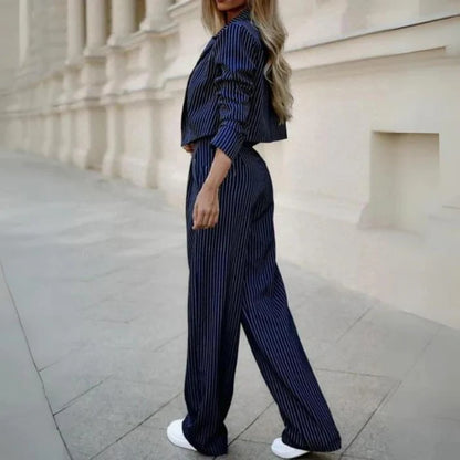 Gestreept damespak met korte revers en rechte broekspijpen